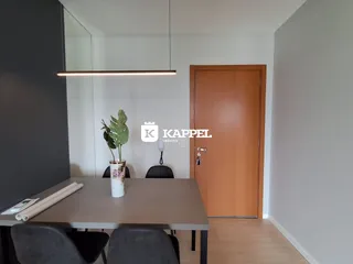 Foto de um ambiente interno com mesa de jantar e portas de madeira.