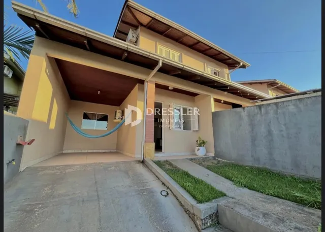 Fachada de uma residência em Lajeado, Brasil, com área externa de concreto.
