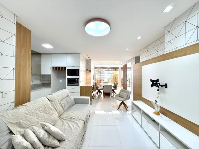 Sala de estar moderna com piso de cerâmica e móveis claros.
