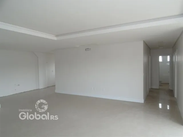 Hall de entrada com paredes brancas e piso claro.