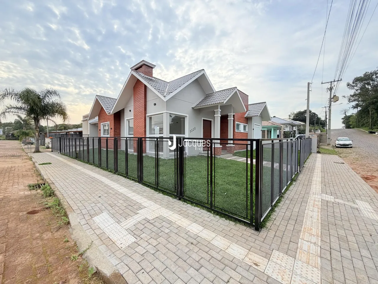 Fachada de uma casa em Lajeado, Brasil com cerca e calçada.