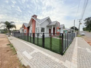Fachada de uma casa em Lajeado, Brasil com cerca e calçada.