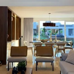 Sala de estar com painéis de madeira e móveis de assento.