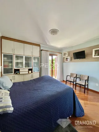 Quarto com cama grande e armário de madeira.