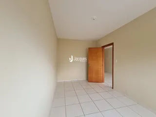 Hall de entrada com piso de cerâmica e porta de madeira