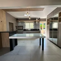 Foto de uma cozinha com bancadas e armários em um imóvel.
