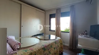 Quarto com cama e guarda-roupa em ambiente interno.