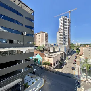 Vista aérea de edifícios residenciais e uma obra em construção em Lajeado.