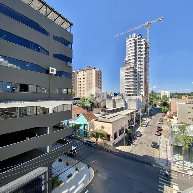 Vista aérea de edifícios residenciais e uma obra em construção em Lajeado.
