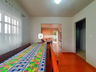 Foto de um quarto com cama e janela em um imóvel.