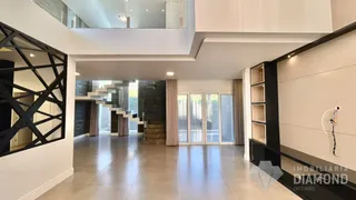 Uma área comum de uma residência moderna com piso de porcelanato e escadaria.