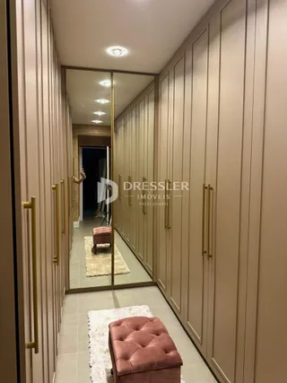 Hall de corredor com armários embutidos ao longo da parede.