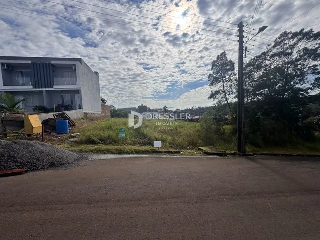 Fachada de uma residência em Lajeado, Brasil, com área de terra e vegetação ao redor.