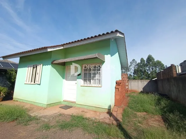 Fachada de uma casa em Lajeado, Brasil, com paredes verdes e telhado de telhas.