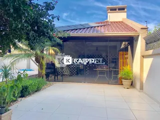 Fachada de uma casa em Lajeado, Brasil, com área externa pavimentada e vegetação.