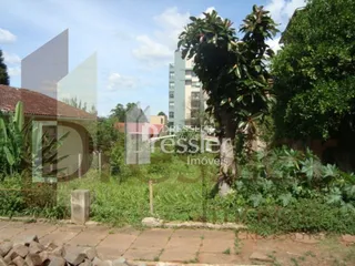 Vista externa de uma propriedade com vegetação densa.
