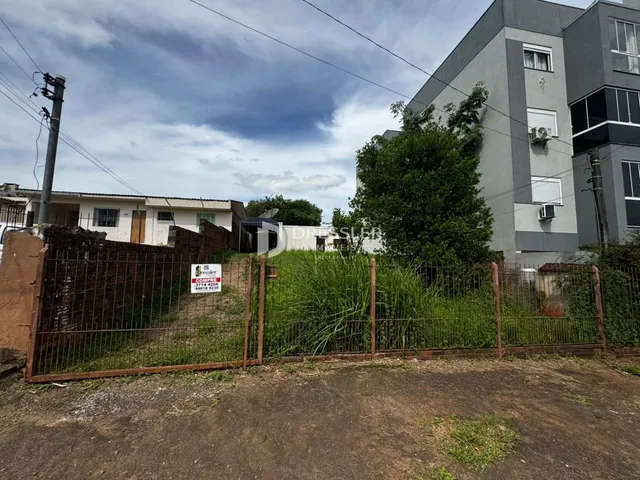 Fachada de uma residência em Lajeado, Brasil, com cerca e vegetação na frente.