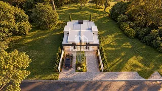 Vista aérea da casa em Lajeado, Brasil, com jardim bem cuidado.
