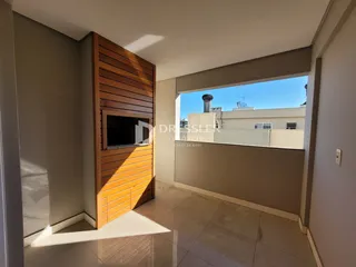 Interior de uma sala com parede de madeira e vista para a varanda.