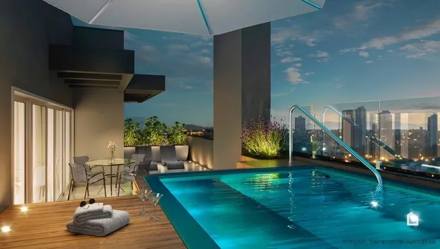 Vista da piscina externa com paisagem urbana.