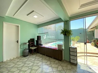 Sala de estar com portas de vidro abrindo para o pátio externo.