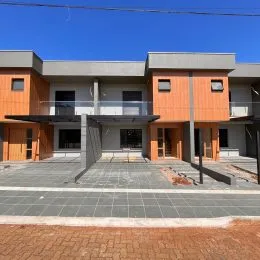 Fachada de uma casa moderna com revestimento de madeira e varanda em Lajeado, Brasil.