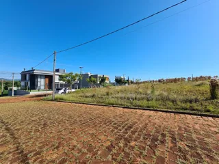 Vista externa de uma residência com terreno seco em Lajeado, Brasil.