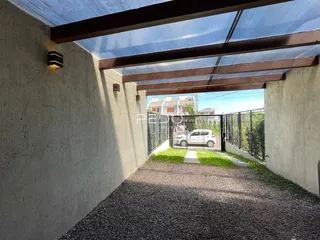 Vista de um pátio com estrutura de teto e cerca de uma propriedade em Lajeado.
