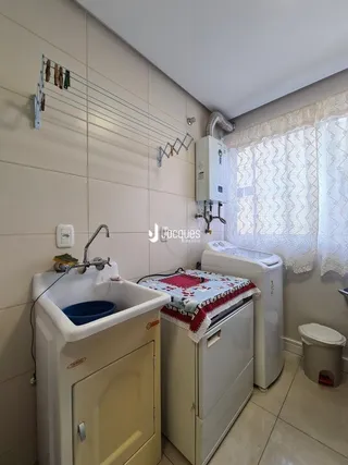 Foto de um banheiro interno com banheira e revestimento de parede.