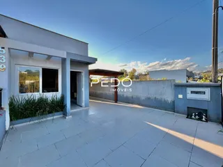 Fachada de uma residência em Lajeado, Brasil, com área pavimentada na frente.