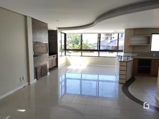 Sala de estar com piso de cerâmica e grande janela.