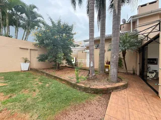 Vista da fachada de uma residência em Lajeado, Brasil, com jardim e vegetação.
