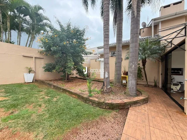 Vista da fachada de uma residência em Lajeado, Brasil, com jardim e vegetação.