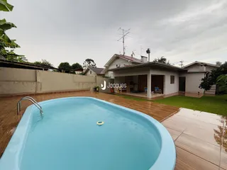 Foto da fachada de uma casa com piscina em Lajeado, Brasil.