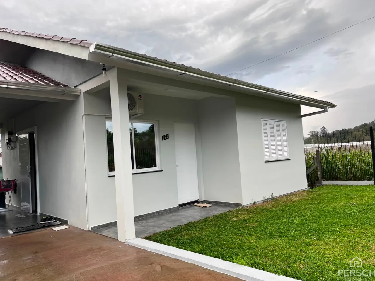 Fachada externa de uma casa residencial com telhado em Lajeado, Brasil.