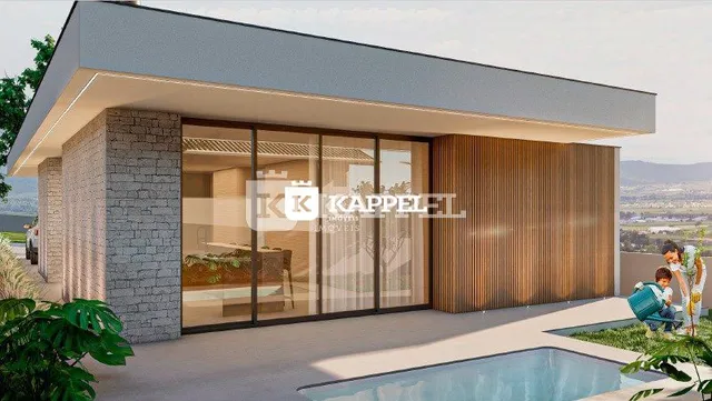 Fachada moderna de uma residência com grandes portas de vidro e piscina no primeiro plano.