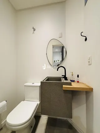 Foto de um banheiro moderno com vaso sanitário e pia.