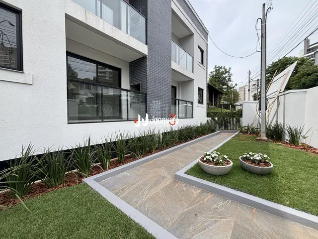 Fachada de uma residência moderna com jardim e calçada em Lajeado.