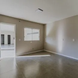 Foto de um ambiente interno amplo com piso claro.