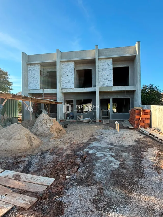 Fachada de uma construção em Lajeado, Brasil, com terra exposta na frente.