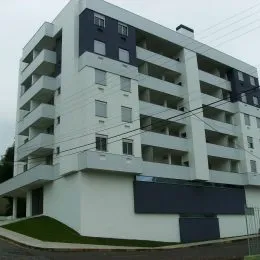 Fachada de um prédio residencial de vários andares em Lajeado, Brasil.