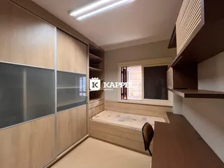 Foto de um quarto com cama e armários em um ambiente moderno.
