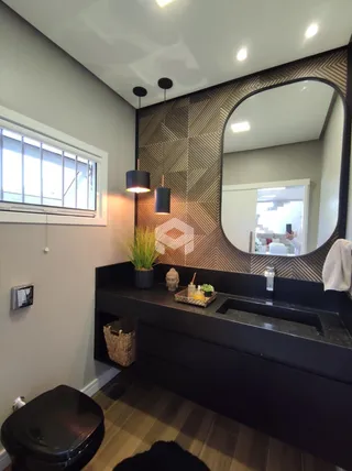 Foto de um interior com revestimento de parede e espelho.