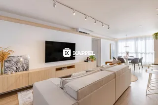 Sala de estar moderna com sofá grande e painel de madeira na parede.
