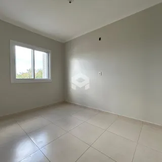 Ambiente interno de uma sala com piso de cerâmica e janela.