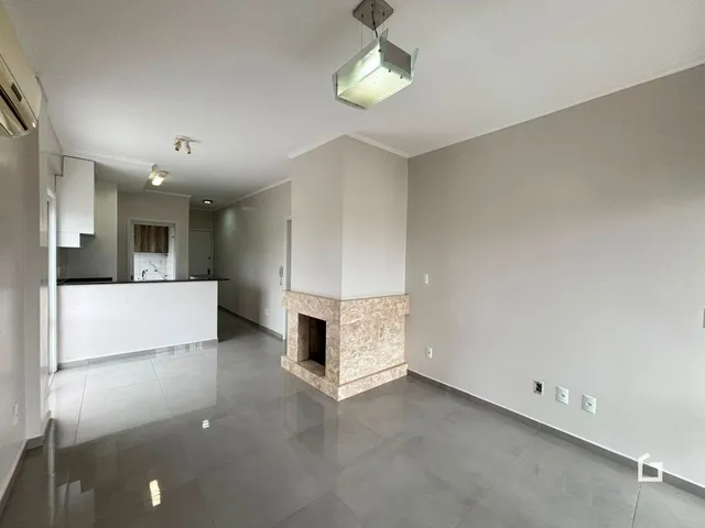 Hall de entrada com parede de lareira em um apartamento.