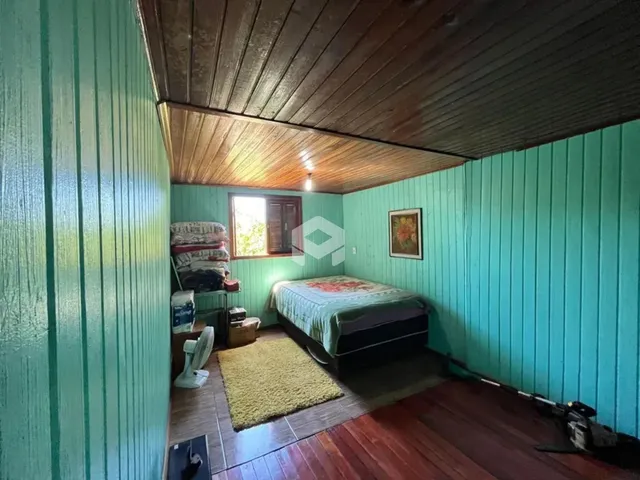 Quarto com teto de madeira e piso de madeira em Lajeado, Brasil.
