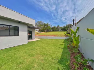 A fachada de uma casa em Lajeado, Brasil, com um grande jardim gramado.