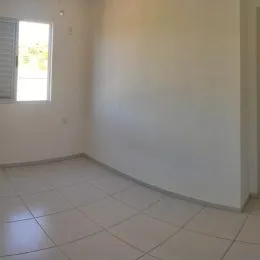 Foto de um cômodo interno com paredes brancas e piso de cerâmica.