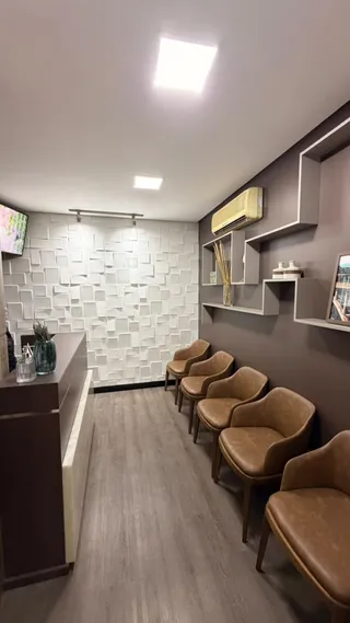 Hall de entrada moderno com paredes texturizadas e assentos de couro.